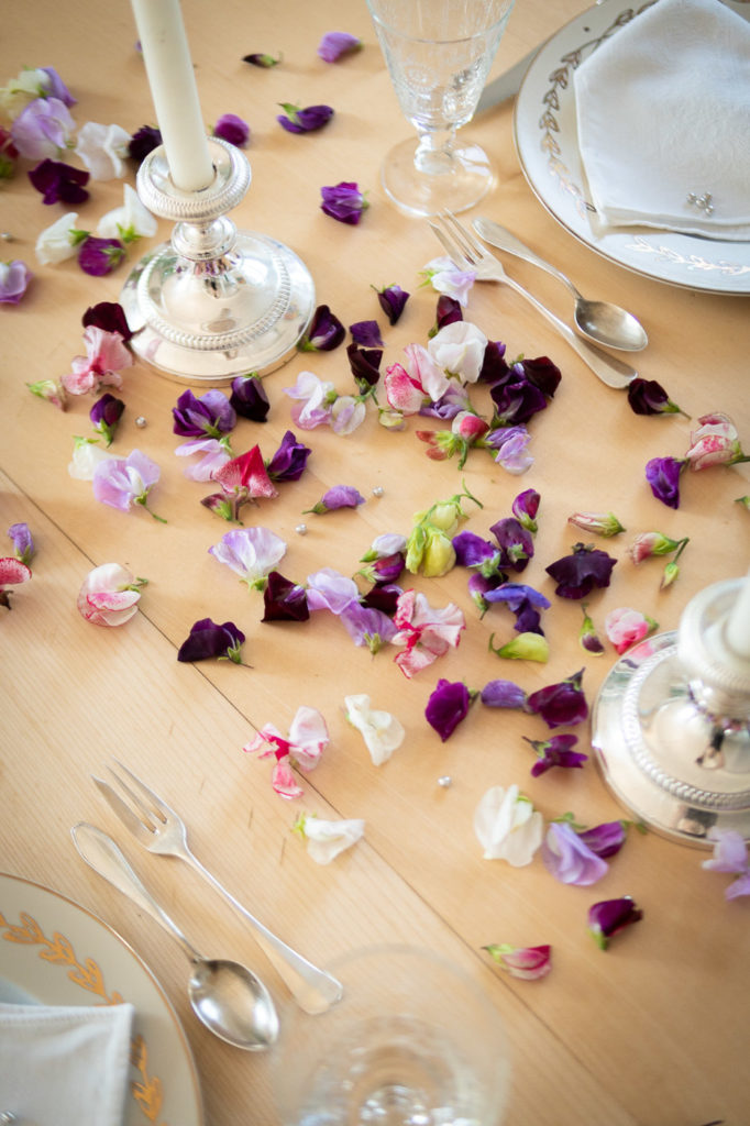 Pétales de fleurs posées sur une table avec de jolis couverts